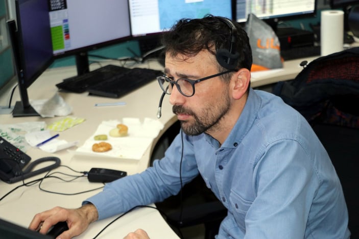 Kahramanmaraş'ta 112 ekibi hasar gören binada görevini yapıyor
