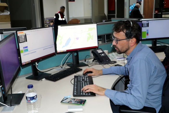 Kahramanmaraş'ta 112 ekibi hasar gören binada görevini yapıyor