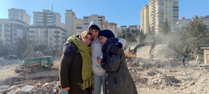 Kahramanmaraş merkezli depremin ardından babasını ve kızını arıyor