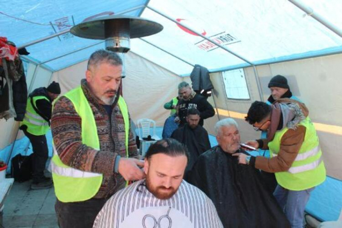 Kahramanmaraş'a gönüllü giden berberler, depremzedeleri ve arama kurtarma ekiplerini tıraş etti
