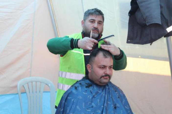 Kahramanmaraş'a gönüllü giden berberler, depremzedeleri ve arama kurtarma ekiplerini tıraş etti