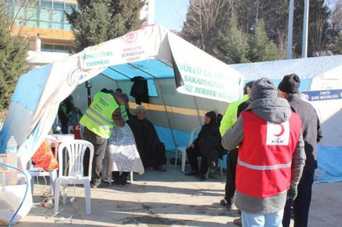 Kahramanmaraş'a gönüllü giden berberler, depremzedeleri ve arama kurtarma ekiplerini tıraş etti