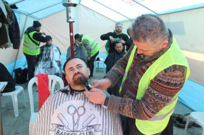 Kahramanmaraş'a gönüllü giden berberler, depremzedeleri ve arama kurtarma ekiplerini tıraş etti