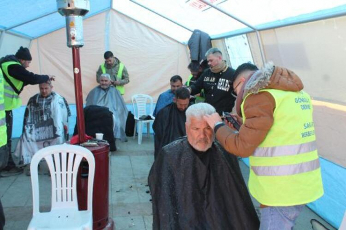 Kahramanmaraş'a gönüllü giden berberler, depremzedeleri ve arama kurtarma ekiplerini tıraş etti