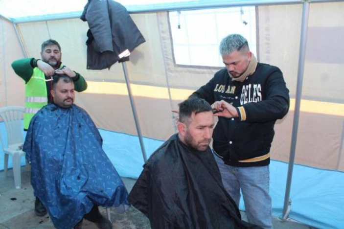 Kahramanmaraş'a gönüllü giden berberler, depremzedeleri ve arama kurtarma ekiplerini tıraş etti
