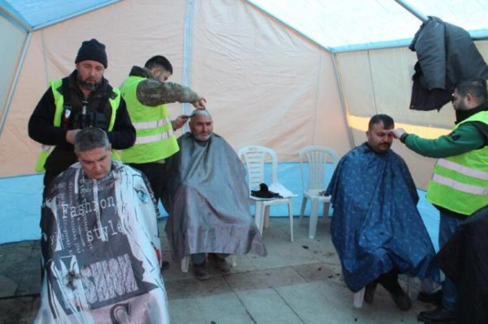 Kahramanmaraş'a gönüllü giden berberler, depremzedeleri ve arama kurtarma ekiplerini tıraş etti