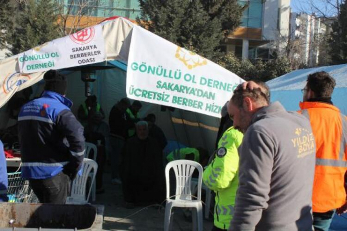 Kahramanmaraş'a gönüllü giden berberler, depremzedeleri ve arama kurtarma ekiplerini tıraş etti