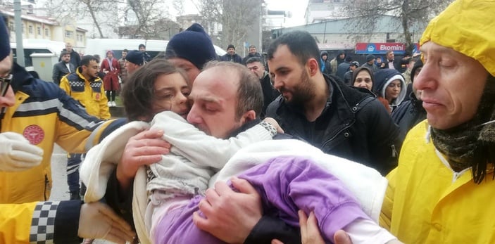 Kahramanmaraş'ta 5 yaşındaki çocuk, depremden 7 saat sonra canlı olarak kurtarıldı