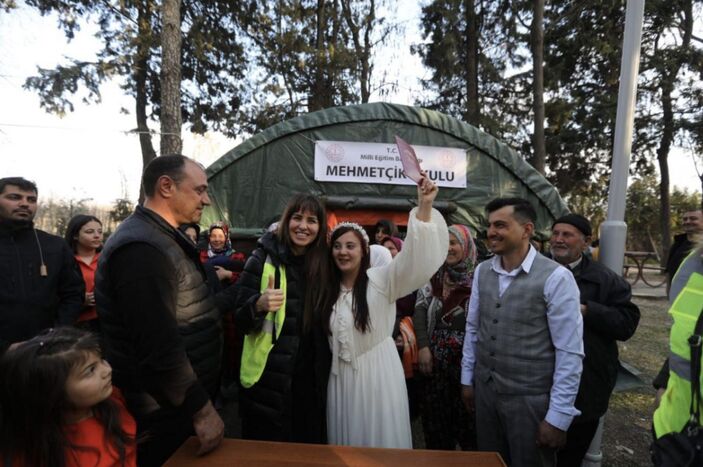 Kahramanmaraş'ta depremzede çift, çadır kentte evlendi