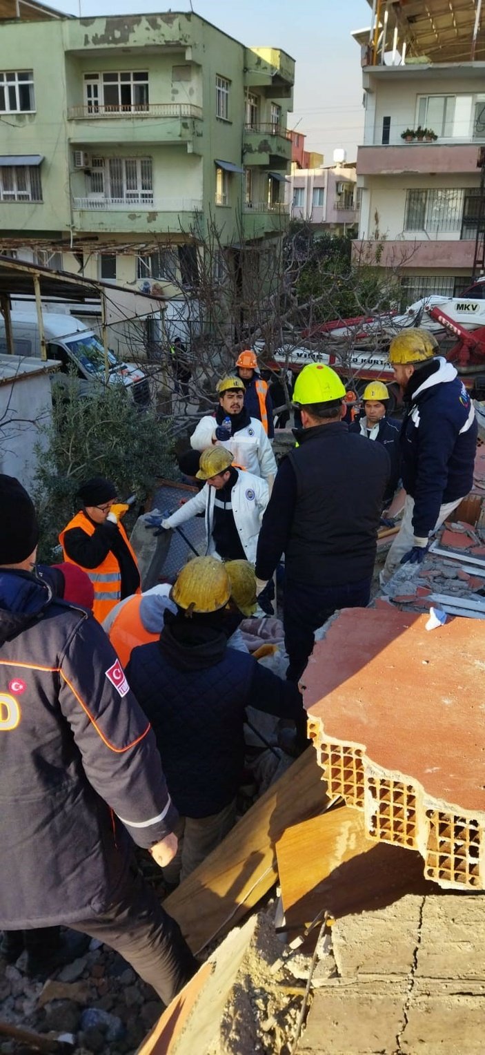 Kahramanmaraş'ta küçük kız AFAD ekiplerine moral verdi