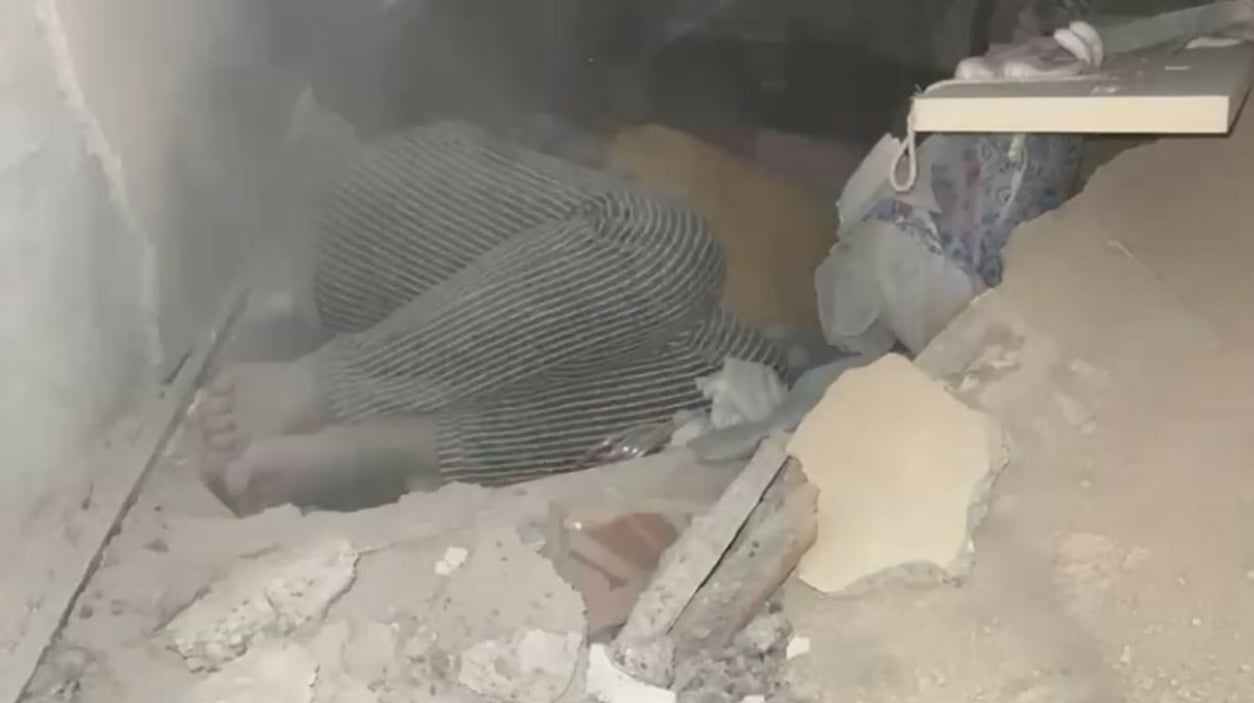 Kahramanmaraş'ta küçük kız AFAD ekiplerine moral verdi