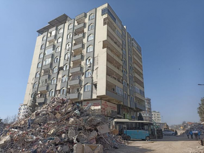 Kahramanmaraş'ta toplu mezara dönen Ebrar Sitesi müteahhiti aranıyor