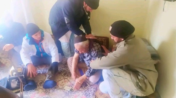 Kübalı doktorlar Elbistan köylerinde hastaları tedavi ediyor