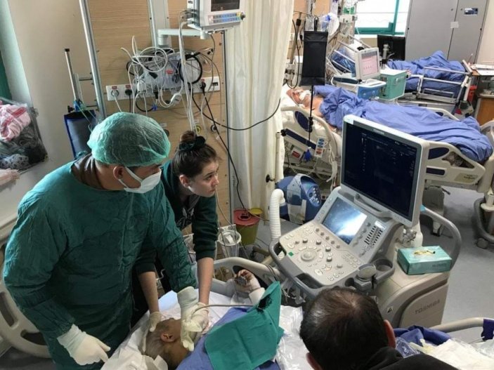 Kübalı doktorlar Elbistan köylerinde hastaları tedavi ediyor