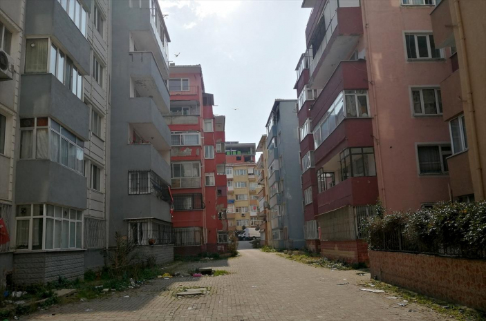 Küçükçekmece'de çok riskli sitenin yıkımı durduruldu