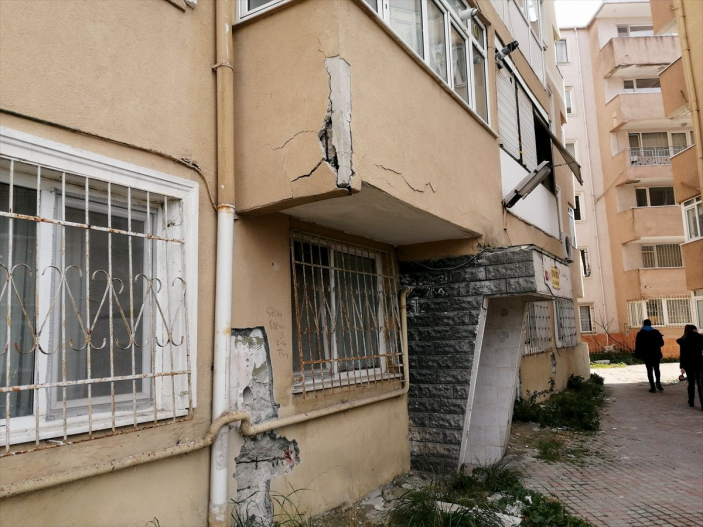 Küçükçekmece'de çok riskli sitenin yıkımı durduruldu