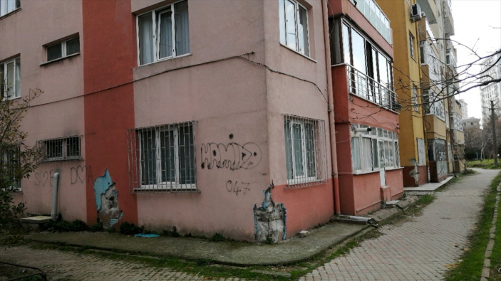 Küçükçekmece'de çok riskli sitenin yıkımı durduruldu