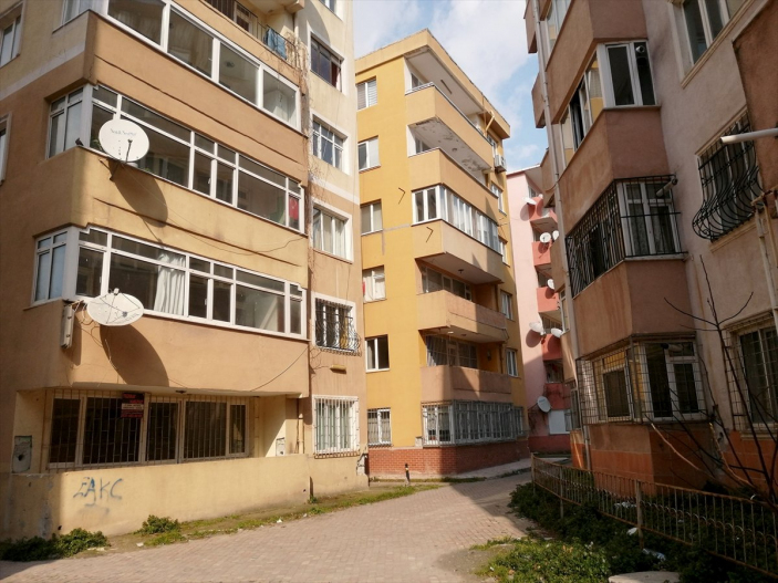 Küçükçekmece'de çok riskli sitenin yıkımı durduruldu