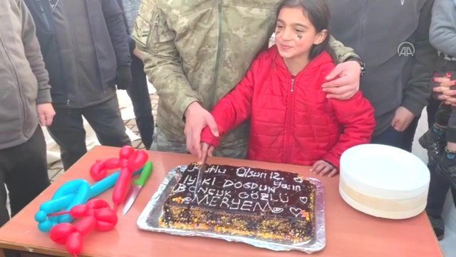 Malatya'da çadır kentte kalan kızın doğum günü Mehmetçikle kutlanıldı