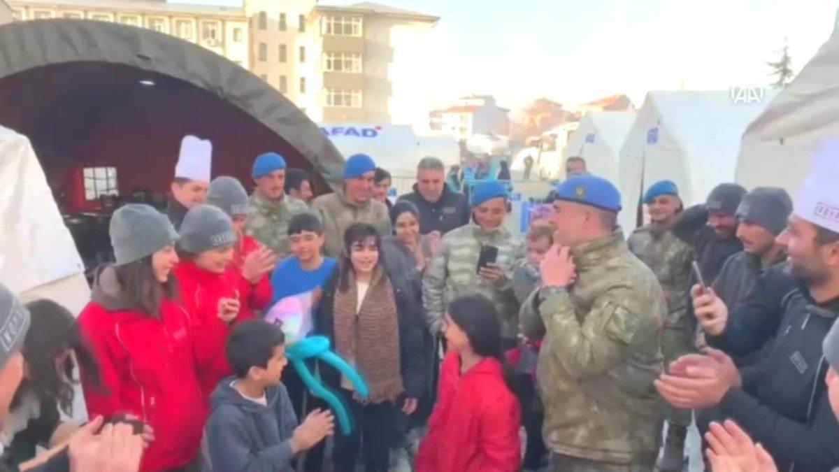 Malatya'da çadır kentte kalan kızın doğum günü Mehmetçikle kutlanıldı