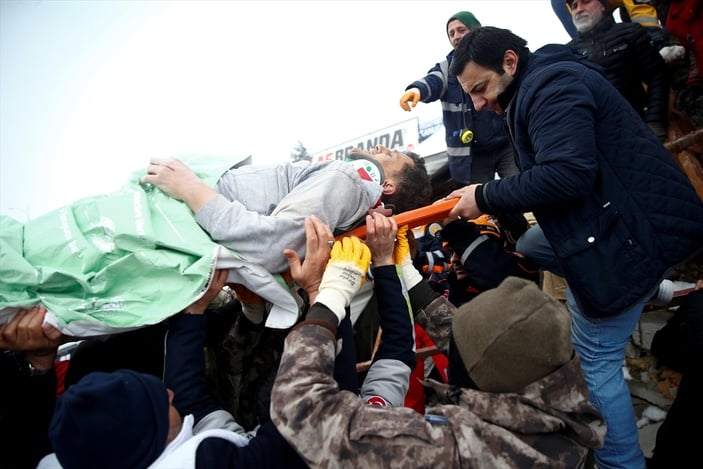 Malatya'da kurtarılan kadının kocası da 32 saat sonra sağ çıkarıldı