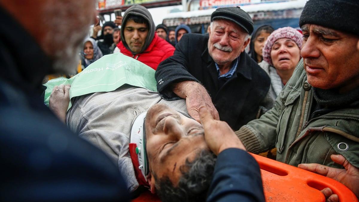 Malatya'da kurtarılan kadının kocası da 32 saat sonra sağ çıkarıldı