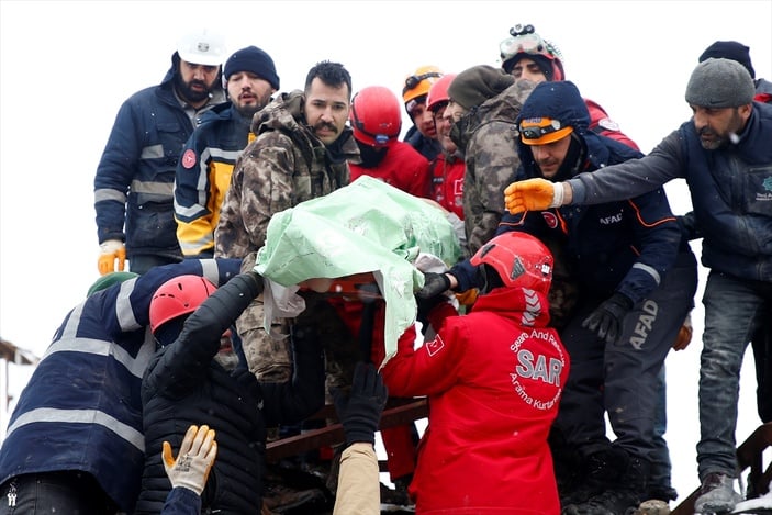 Malatya'da kurtarılan kadının kocası da 32 saat sonra sağ çıkarıldı