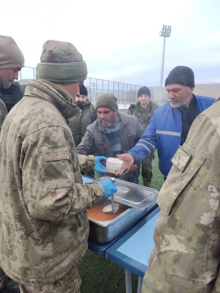 Mehmetçik, Kahramanmaraş'ta sıcak çorba dağıtımına devam ediyor