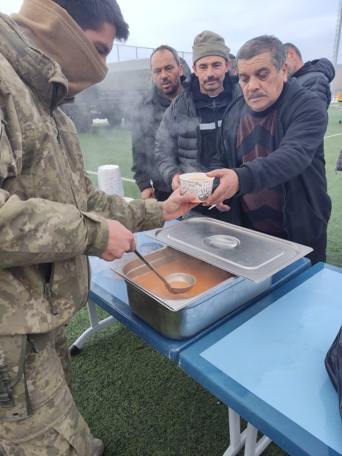 Mehmetçik, Kahramanmaraş'ta sıcak çorba dağıtımına devam ediyor