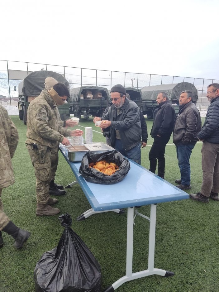 Mehmetçik, Kahramanmaraş'ta sıcak çorba dağıtımına devam ediyor