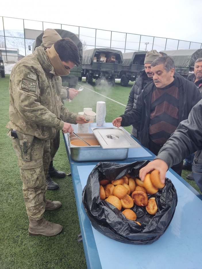 Mehmetçik, Kahramanmaraş'ta sıcak çorba dağıtımına devam ediyor