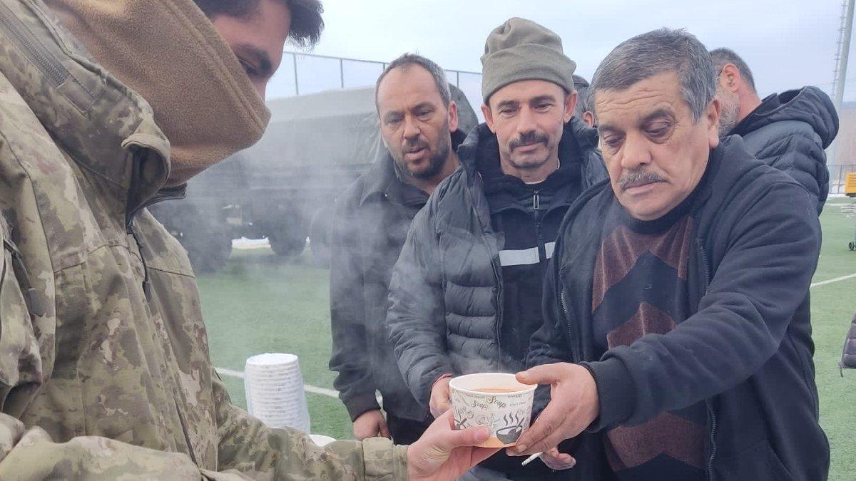 Mehmetçik, Kahramanmaraş&#039;ta sıcak çorba dağıtımına devam ediyor