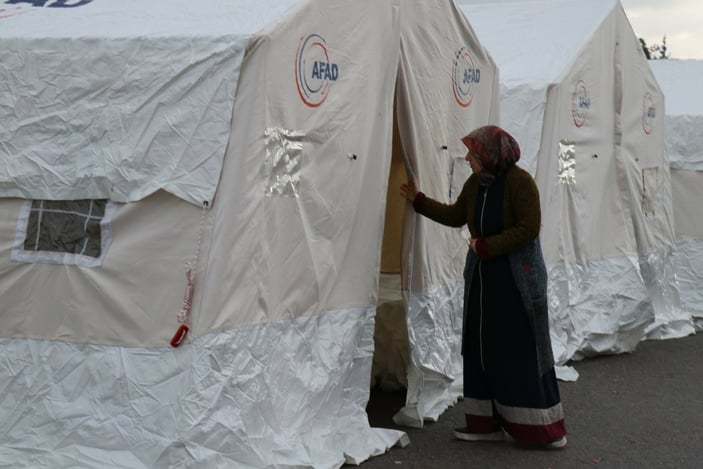 Osmaniye'de depremzedeler çadırlara yerleşmeye başladı