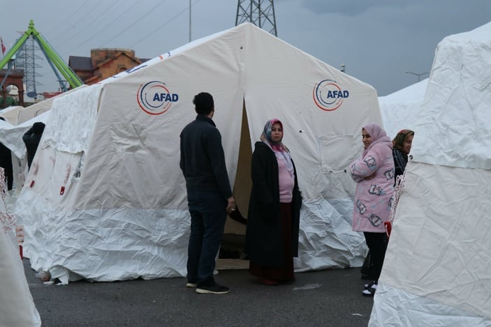 Osmaniye'de depremzedeler çadırlara yerleşmeye başladı