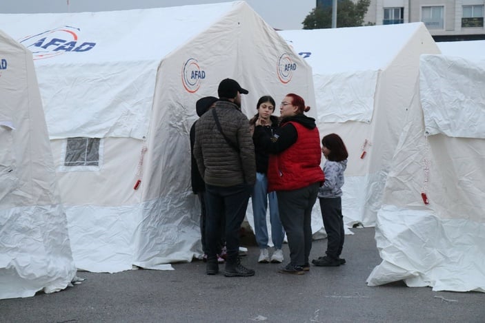 Osmaniye'de depremzedeler çadırlara yerleşmeye başladı