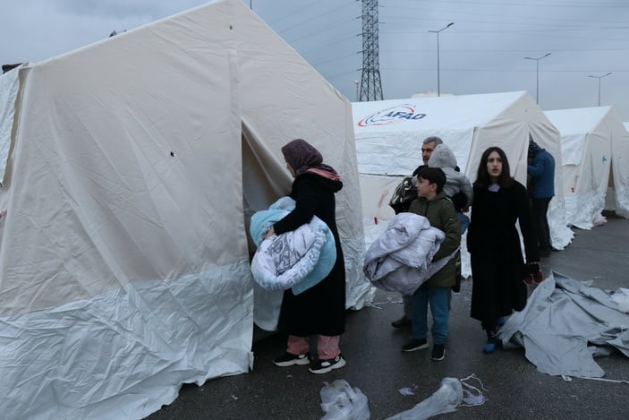 Osmaniye'de depremzedeler çadırlara yerleşmeye başladı