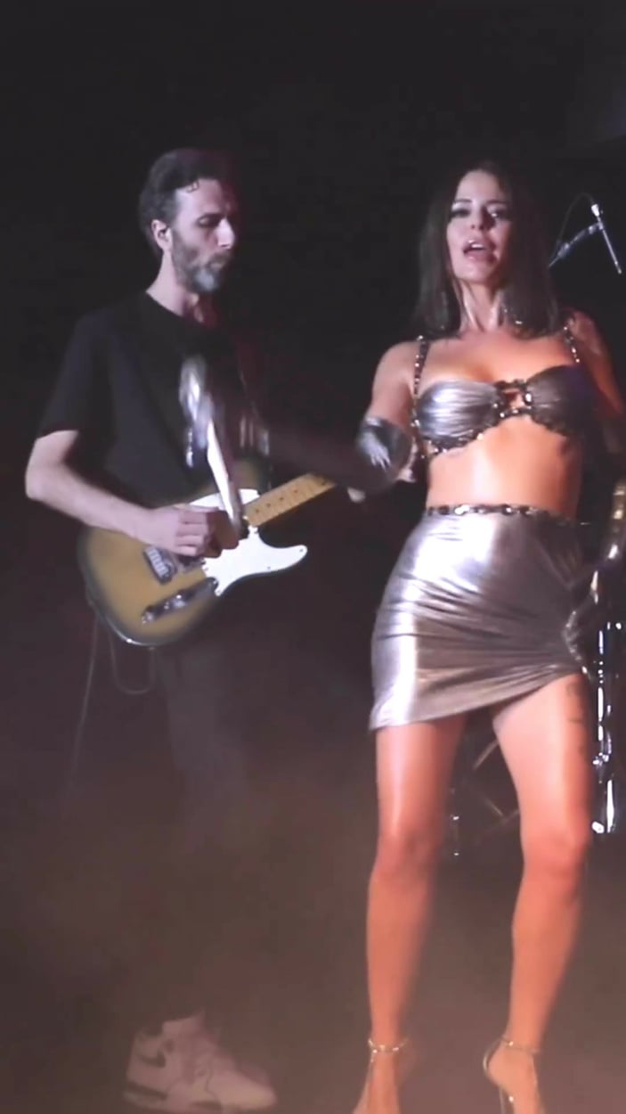 Simge Sağın’ın ‘Aşkın Olayım’ performansı dikkat çekti