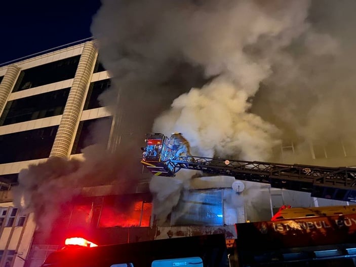 Şişli’de kullanılmayan binanın 2’nci katı alevlere teslim oldu