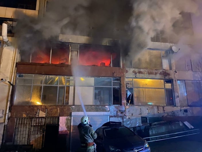 Şişli’de kullanılmayan binanın 2’nci katı alevlere teslim oldu