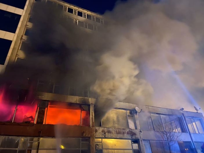 Şişli’de kullanılmayan binanın 2’nci katı alevlere teslim oldu
