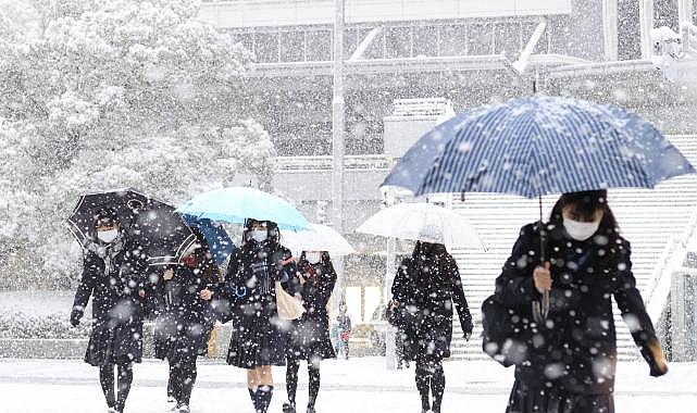 Sistemlerdeki hareketlilik İstanbul için uyarı üstüne uyarı verdirdi. İstanbul'da kar yağışı için gözler yarın sabaha çevrildi