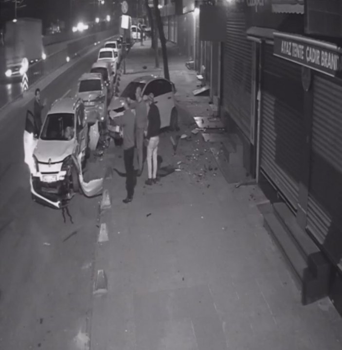 Sultangazi'de kaza: Çarptığı aracı kaldırıma itip yerine park etti