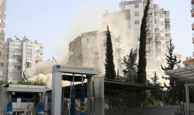 Adana'da deprem nedeniyle acil yıkılacak binalarda yıkım sürüyor
