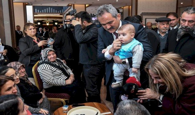 Bakan Özer'den afetzedelere Etlik Şehir Hastanesi'nde ziyaret