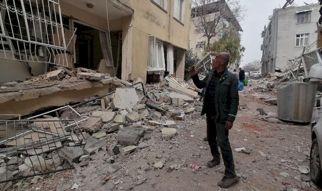 Hatay'da yerle bir olan mahalleyi gezen muhtar: Evlerini korumam lazım