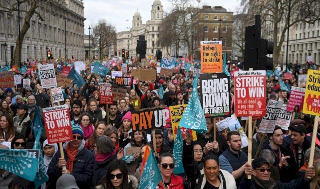 İngiltere'de yarım milyon kişi sokağa indi