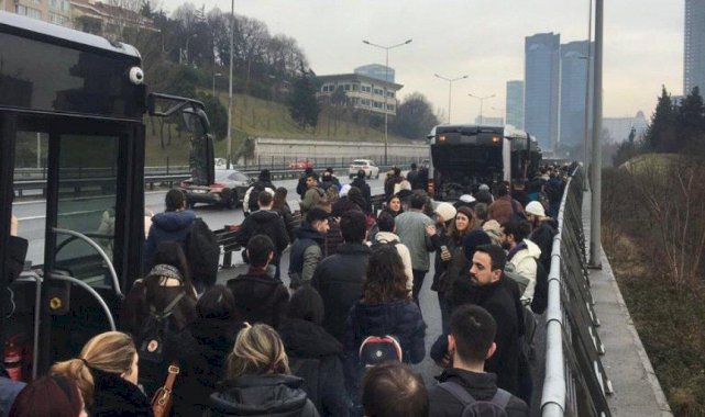 İstanbul'da metrobüs çilesi: Vatandaşlar tehlikeli yolda yürümek zorunda kaldı