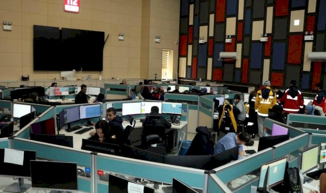 Kahramanmaraş'ta 112 ekibi hasar gören binada görevini yapıyor