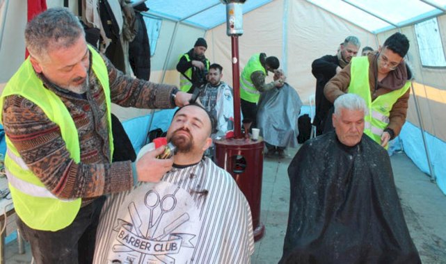 Kahramanmaraş'a gönüllü giden berberler, depremzedeleri ve arama kurtarma ekiplerini tıraş etti