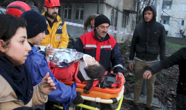 Kahramanmaraş'ta 14 yaşındaki Fatma enkazdan 15 saat sonra kurtarıldı